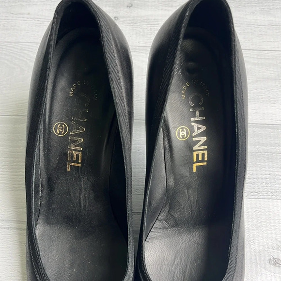 CHANEL Vintage Black Interlocking CC Logo Bow Cap Toe Pumps Size 7 - Picture 4 of 9